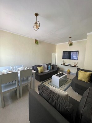 Smart TV, books - THE GREY COTTAGE IN NYERI (Nyeri)