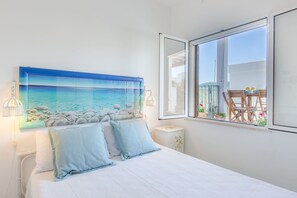 Travel crib, free WiFi, bed sheets