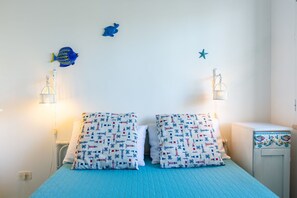 Travel cot, free WiFi, bed sheets