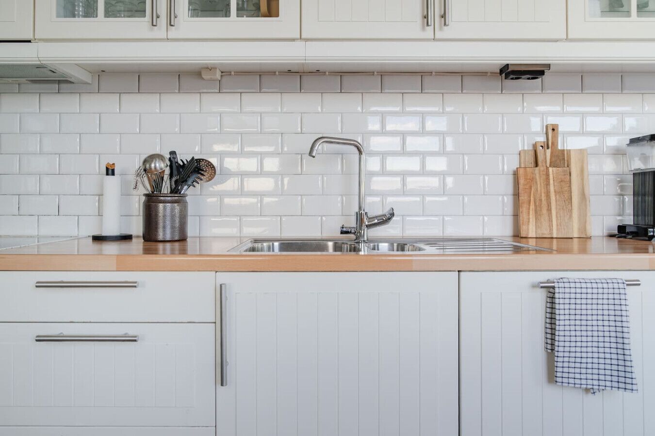 Réfrigérateur, four à micro-ondes, surface de cuisson