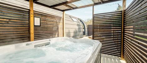 Banyera d'hidromassatge a l'aire lliure