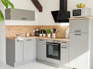 Fridge, microwave, oven, stovetop - Apartment DOM IV - Erfurt Cathedral Square (Erfurt)