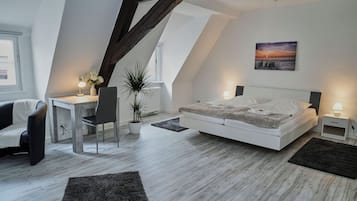 1 Schlafzimmer, Schreibtisch, Bügeleisen/Bügelbrett, Reisekinderbett