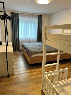 3 Schlafzimmer, Reisekinderbett, WLAN, Bettwäsche
