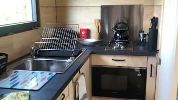 Een koelkast, een magnetron, een oven, een kookplaat