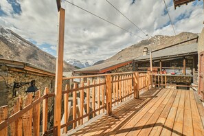 Property grounds - Holiday Home 'L'auberge Du Bati' with Mountain View, Balcony and Wi-Fi (Besse)