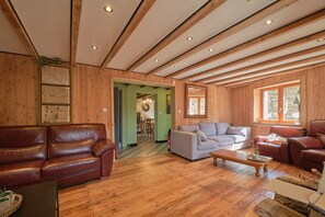 TV, fireplace - Holiday Home 'L'auberge Du Bati' with Mountain View, Balcony and Wi-Fi (Besse)