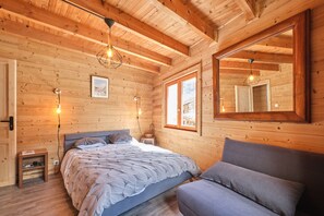 4 bedrooms, WiFi, bed sheets - Holiday Home 'L'auberge Du Bati' with Mountain View, Balcony and Wi-Fi (Besse)