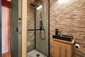 Shower, towels - Holiday Home 'L'auberge Du Bati' with Mountain View, Balcony and Wi-Fi (Besse)