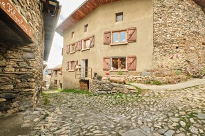 Exterior - Holiday Home 'L'auberge Du Bati' with Mountain View, Balcony and Wi-Fi (Besse)