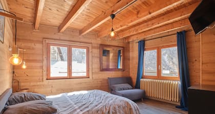 Casa de vacaciones 'L'auberge Du Bati' con vistas a la montaña, balcón y Wi-Fi