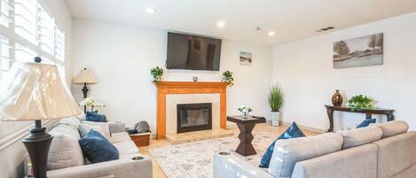 Smart TV, fireplace, books, stereo