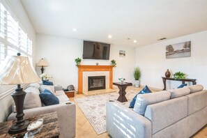 Smart TV, fireplace, books, stereo - Charming 4-bedroom house with WiFi & Hot Tub in Anaheim, 1 mile from Disney! (Anaheim)