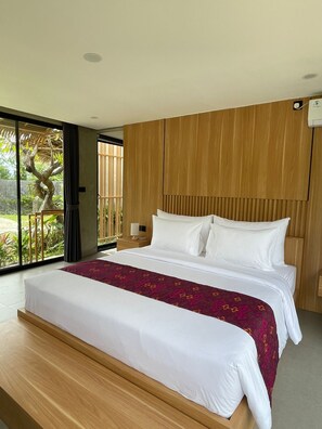 Deluxe Room, 1 King Bed, Garden View