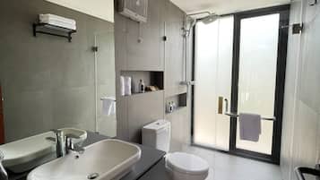 Deluxe Room, Garden View | Bathroom | Free toiletries, hair dryer, slippers, soap