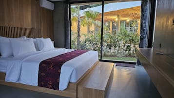 Deluxe Room, Garden View | Iron/ironing board, free WiFi