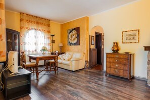 TV, fireplace - Holiday Home 'Stella' with Private Terrace, Private Garden and Wi-Fi (Quartu Sant'Elena)