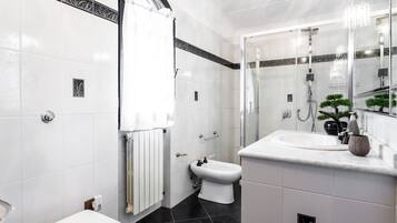 Een douche, handdoeken