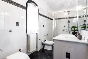 Een douche, handdoeken