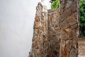 Property grounds - Holiday Home 'Stella' with Private Terrace, Private Garden and Wi-Fi (Quartu Sant'Elena)