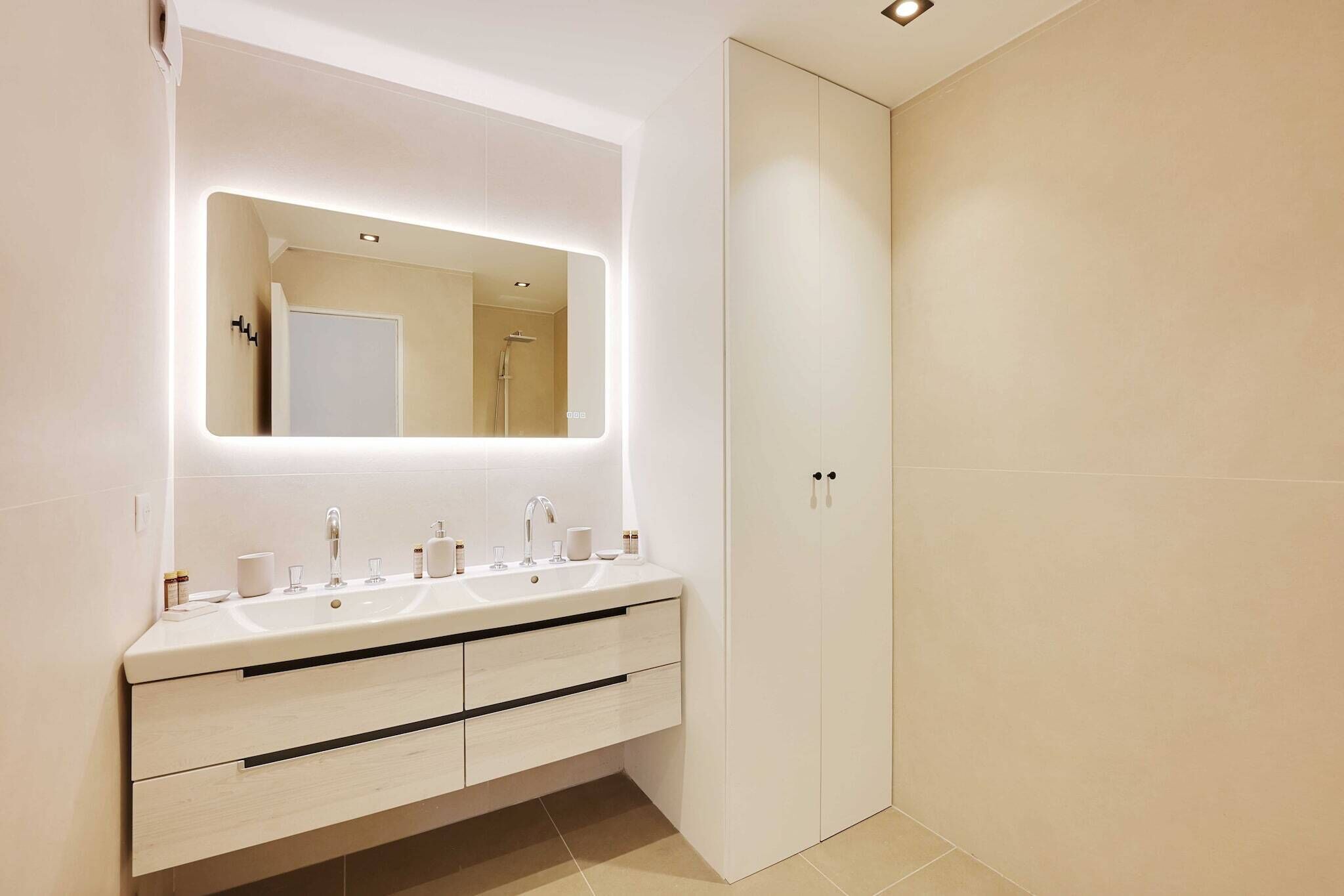 Douche, articles de toilette gratuits, serviettes fournies