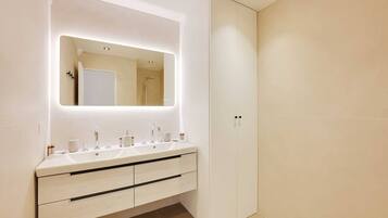 Douche, articles de toilette gratuits, serviettes fournies