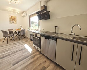 Kühlschrank, Mikrowelle, Ofen, Herdplatte