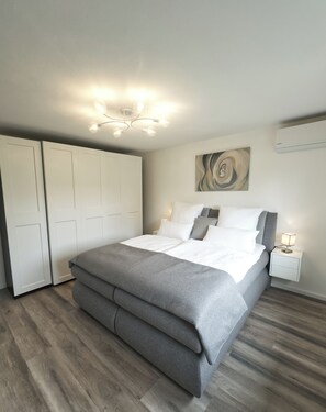 2 makuuhuonetta, työpöytä, silitysrauta/-lauta, vauvan matkasänky