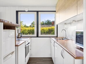 Kjøleskap, mikrobølgeovn, oppvaskmaskin og kjøkkenutstyr