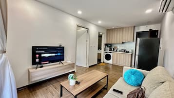 Appartamento Standard, vista città | Area soggiorno | TV a schermo piatto 52 cm con canali satellitari