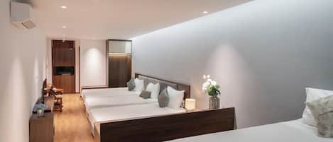 家庭客房, 多張床 | 高級寢具、迷你吧、書桌、手提電腦工作空間