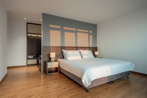 Luxe Paradise Premium Hotel Nguyen Khac Hieu