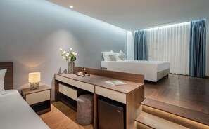 Habitación familiar, varias camas | Ropa de cama de alta calidad, minibar y escritorio 