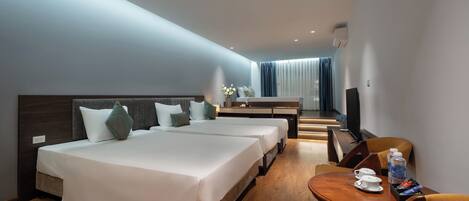 Chambre familiale, Plusieurs lits | Literie de qualité, minibar, bureau