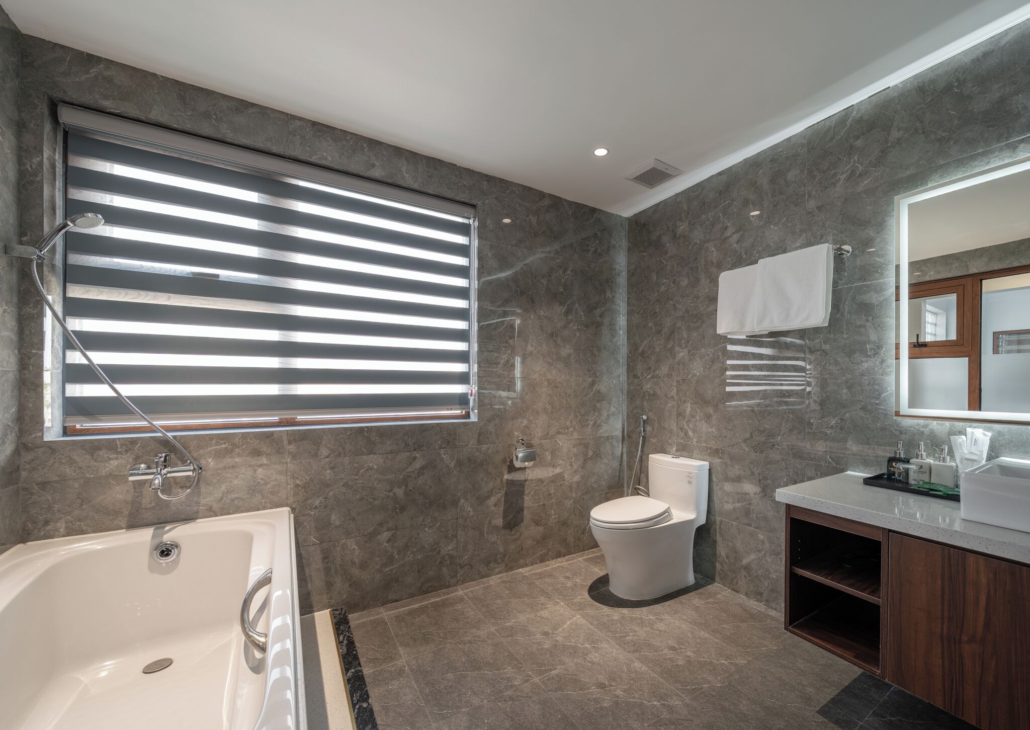 Executive Double or Twin Room | Bathroom | Shower, rainfall showerhead, free toiletries, hair dryer