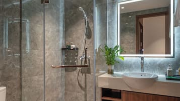 Habitación familiar, varias camas | Baño | Ducha y cabezal de ducha tipo lluvia