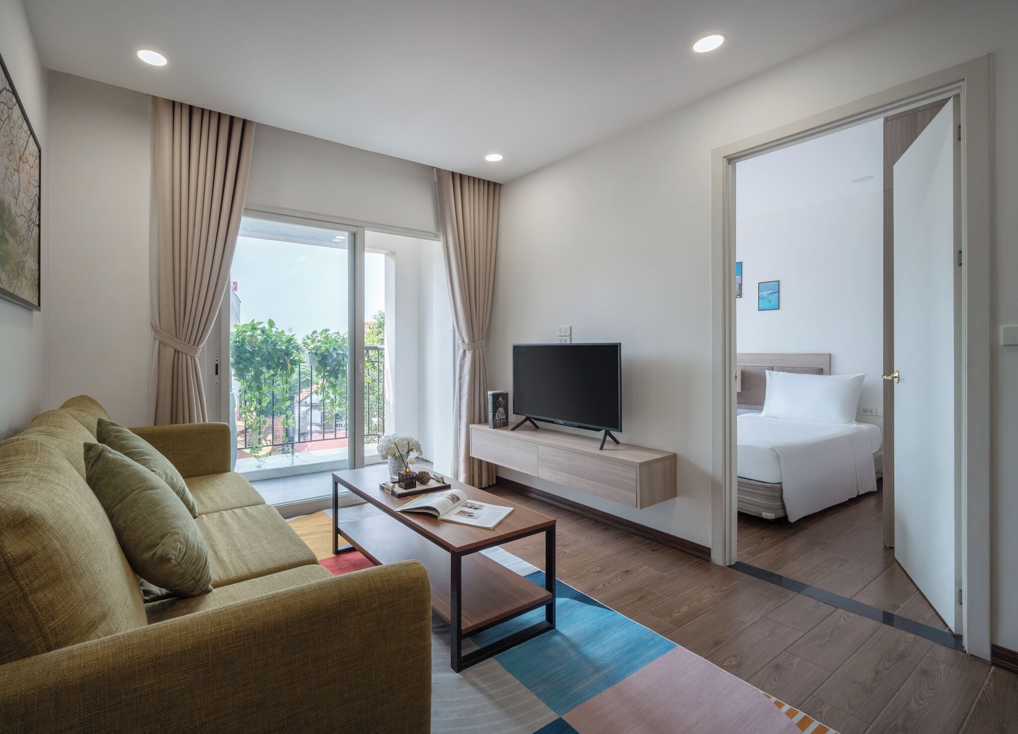 Ropa de cama de alta calidad, minibar, escritorio