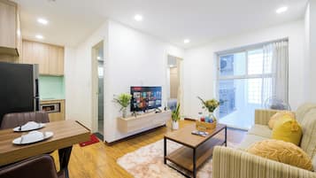 Apartamento luxo, sacada | 2 quartos, roupas de cama premium, frigobar, escrivaninha