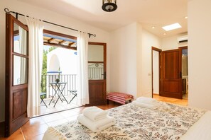 5 bedrooms, iron/ironing board, free WiFi, bed sheets