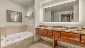 Ducha, bañera de hidromasaje, secador de pelo y toallas