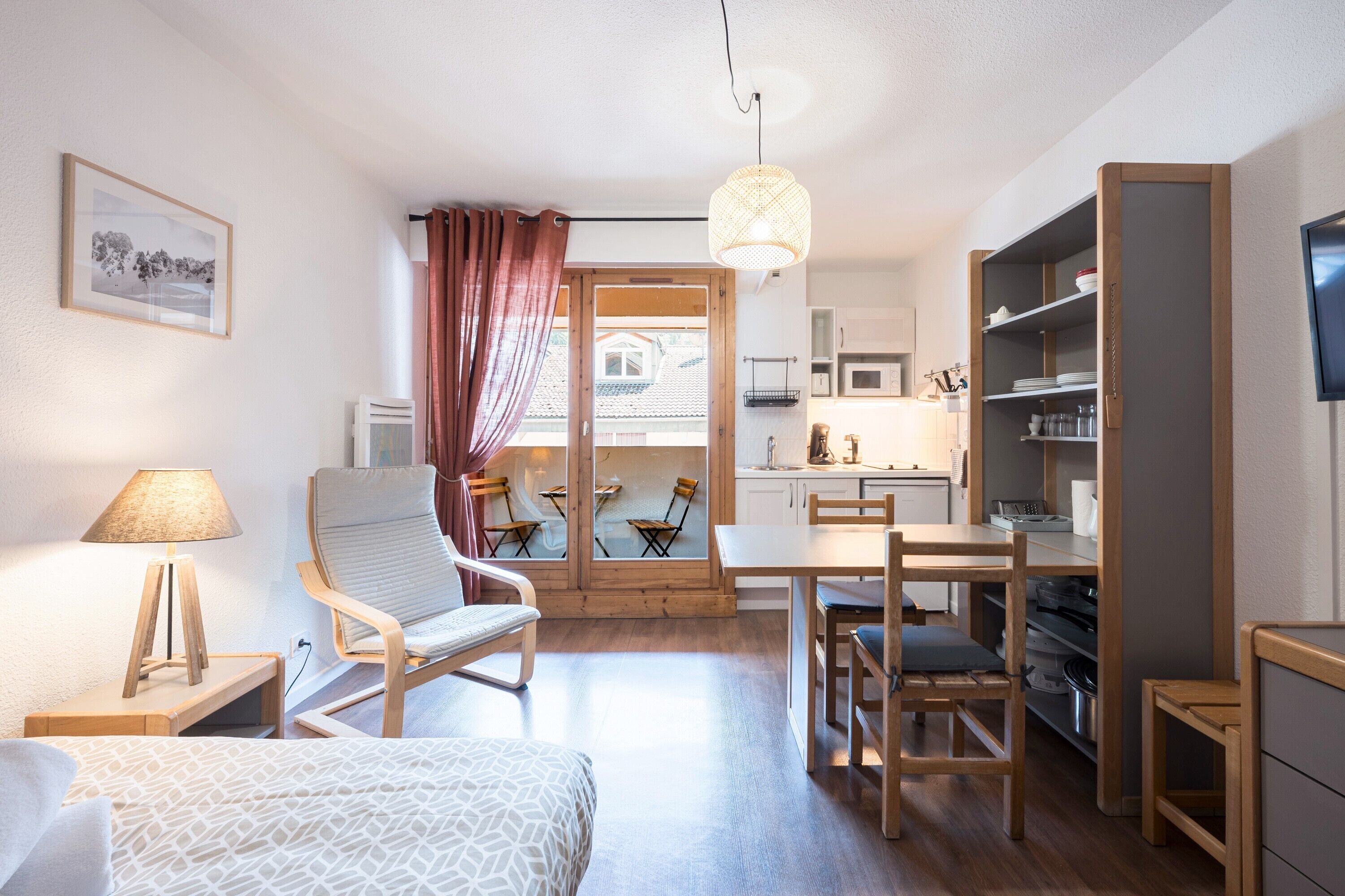 Tabla de planchar con plancha, wifi gratis y ropa de cama 