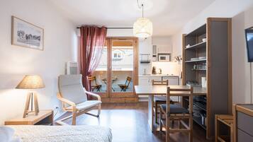 Tabla de planchar con plancha, wifi gratis y ropa de cama