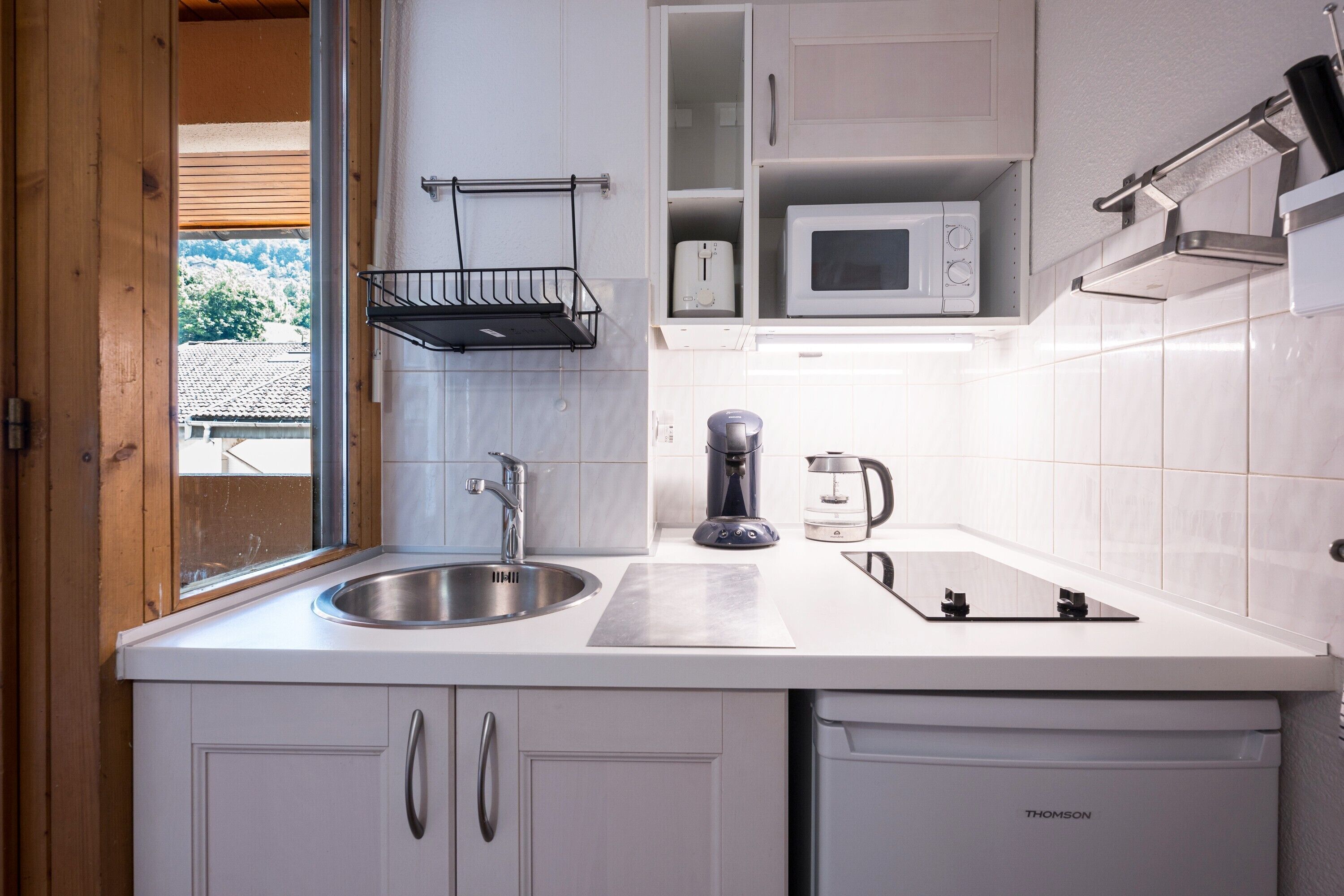 Réfrigérateur, micro-ondes, plaque de cuisson, lave-vaisselle