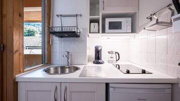 Réfrigérateur, micro-ondes, plaque de cuisson, lave-vaisselle