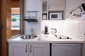 Jääkaappi, mikroaaltouuni, liesi, astianpesukone