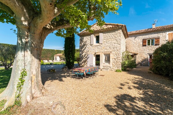 Outdoor dining - Guest House 'Mas De Charme' with Private Pool, Private Garden and Wi-Fi (Caumont-sur-Durance)