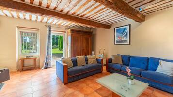 Tv, eldstad, ett bordtennisbord och en stereo