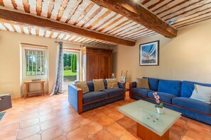 TV, fireplace, table tennis, stereo