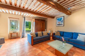 TV, fireplace, ping pong, stereo - Guest House 'Mas De Charme' with Private Pool, Private Garden and Wi-Fi (Caumont-sur-Durance)