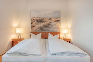 1 habitación, tabla de planchar con plancha y cuna de viaje 
